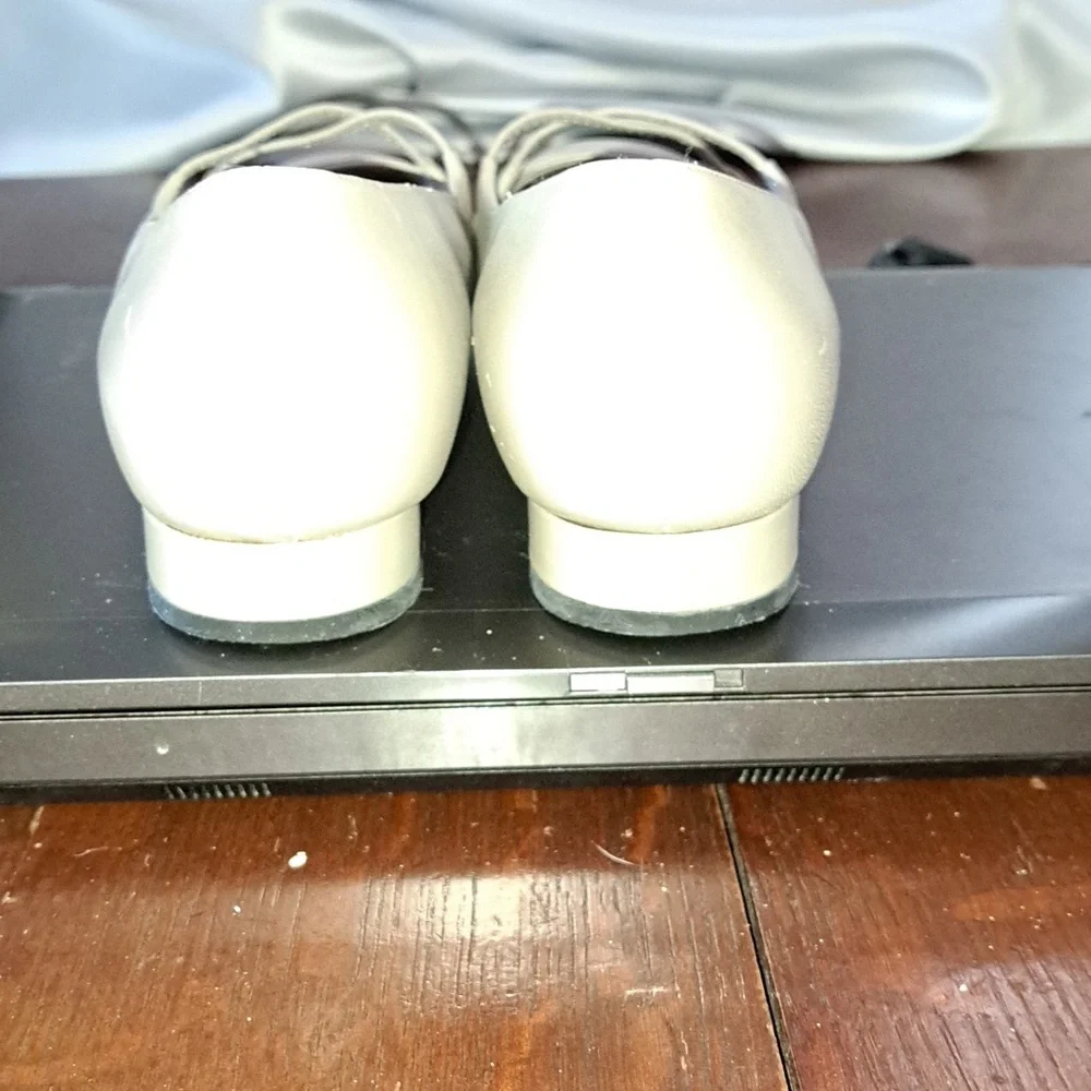 Elegant Women's Dark Bone Flats Liz Baker size 8W - Picture 4 of 9